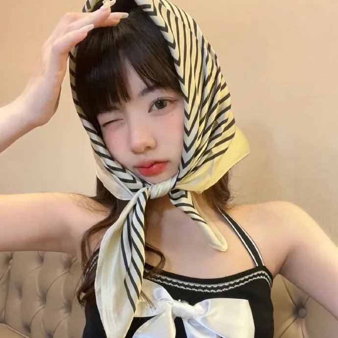 玻璃橱窗中的姑娘